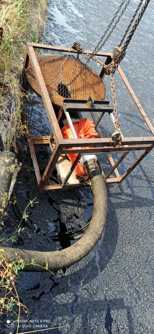 Bomba de tornillo hidráulica de Soluciones Delta operando en una fosa de crudo